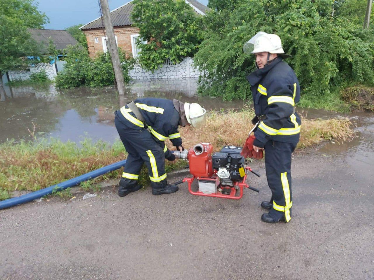 Под Харьковом и Кропивницким улицы превратились в реки: затопило жилые дома (фото)