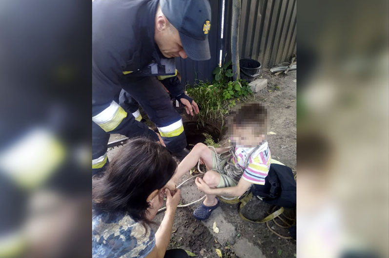 В Днепре ребенок упал в открытый 6-метровый канализационный люк (видео)
