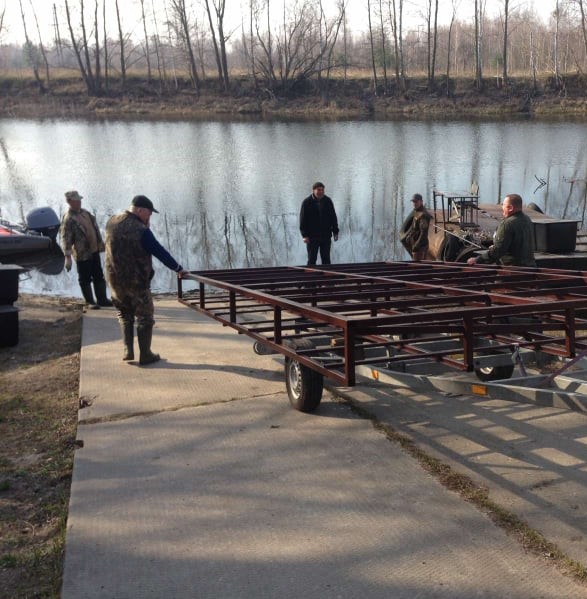 Готовятся к наплыву туристов: в Чернобыльской зоне спустили на воду спецпонтоны
