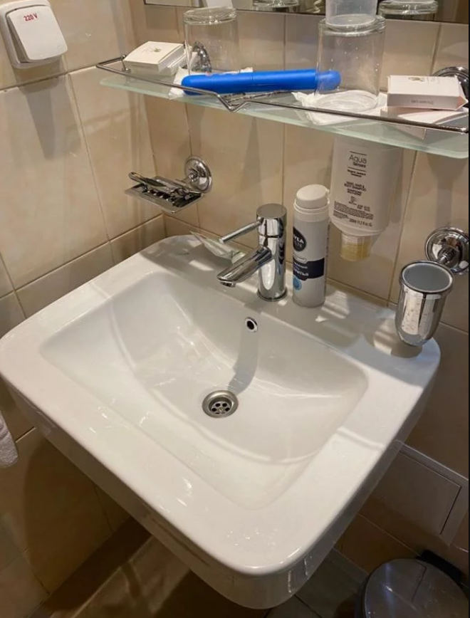 Полиция под окнами и персонал в защитных костюмах: как живут на обсервации украинцы с Бали