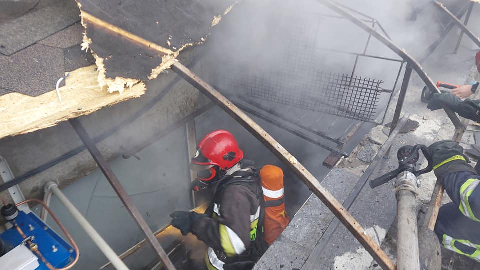 У Рівному в переповненому ТРЦ спалахнула пожежа: рятувальники показали відео