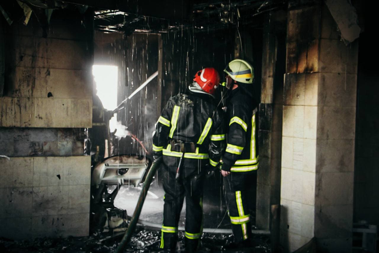 У Києві горіла адмінбудівля "Епіцентру": полум'я гасили 40 пожежників на 10 машинах (фото)