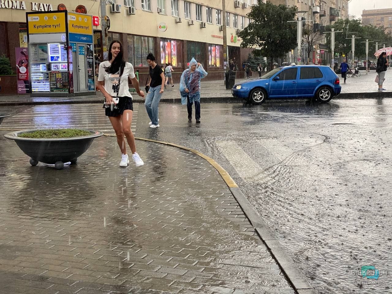 Сильна гроза наробила лиха в Дніпрі: відео наслідків негоди