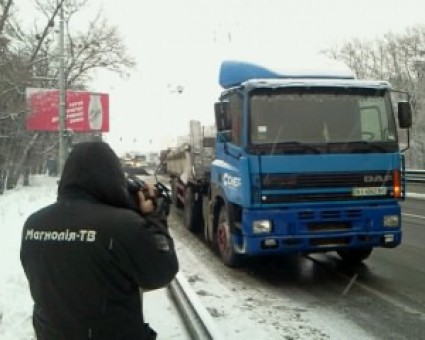 В Киеве фура снесла остановку, есть пострадавшие