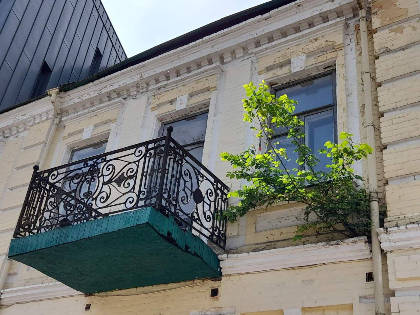 В центре Киева обвалилась крыша исторического здания, которому 130 лет (фото)