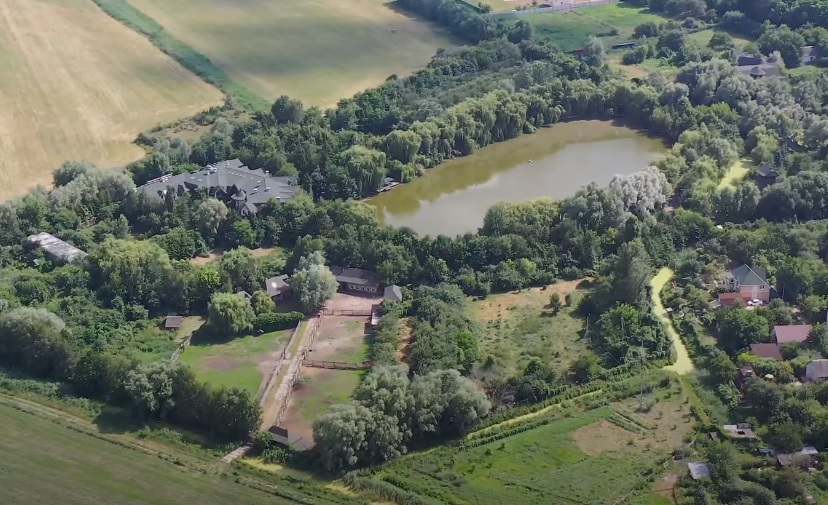 Широкий канал і вітряні млини: як виглядає елітна резиденція Ющенко під Києвом