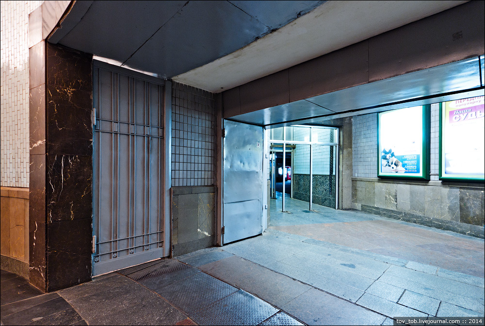 Смотрите, как в метро Киева работает гермозатвор на случай ядерной войны или наводнения (видео)