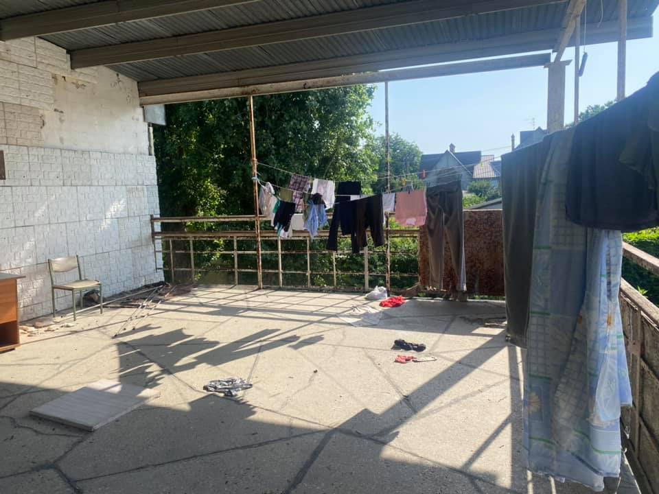 Пиво, сигарети і дихлофос: в мережі показали дитячий оздоровчий табір в Одесі (фото)