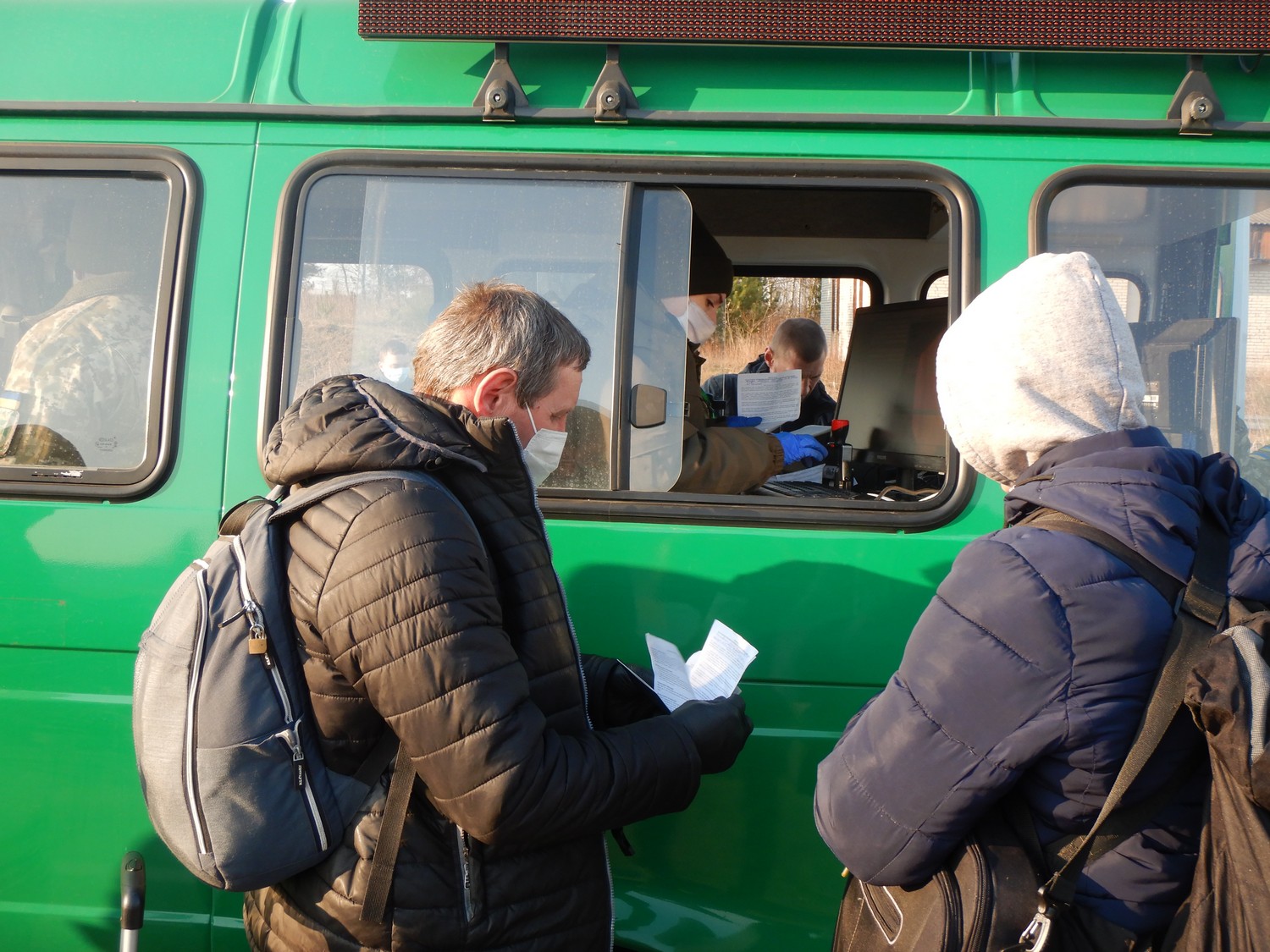 Украинцев "вытягивают" через границу волонтеры и спасатели: гигантские очереди показали с неба