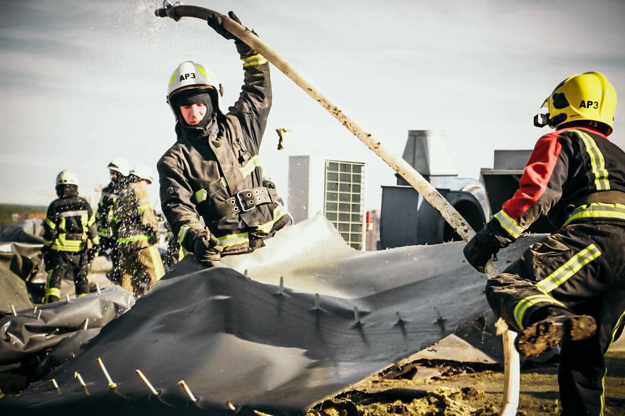 У Києві горіла адмінбудівля "Епіцентру": полум'я гасили 40 пожежників на 10 машинах (фото)