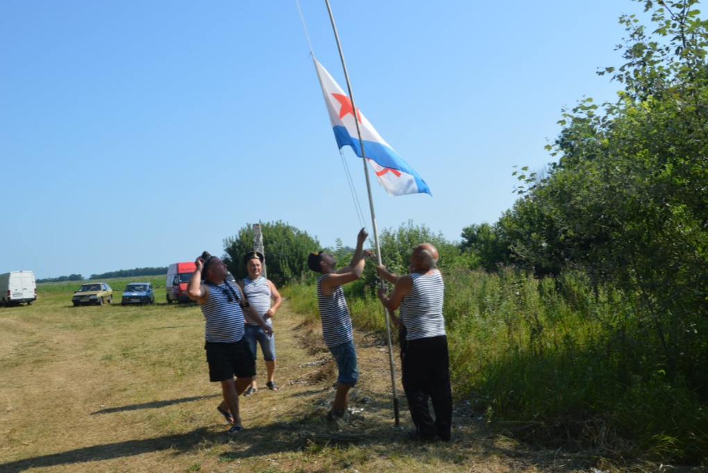 Под Полтавой мэр оскандалился из-за флага с серпом и молотом: начато расследование (фото)