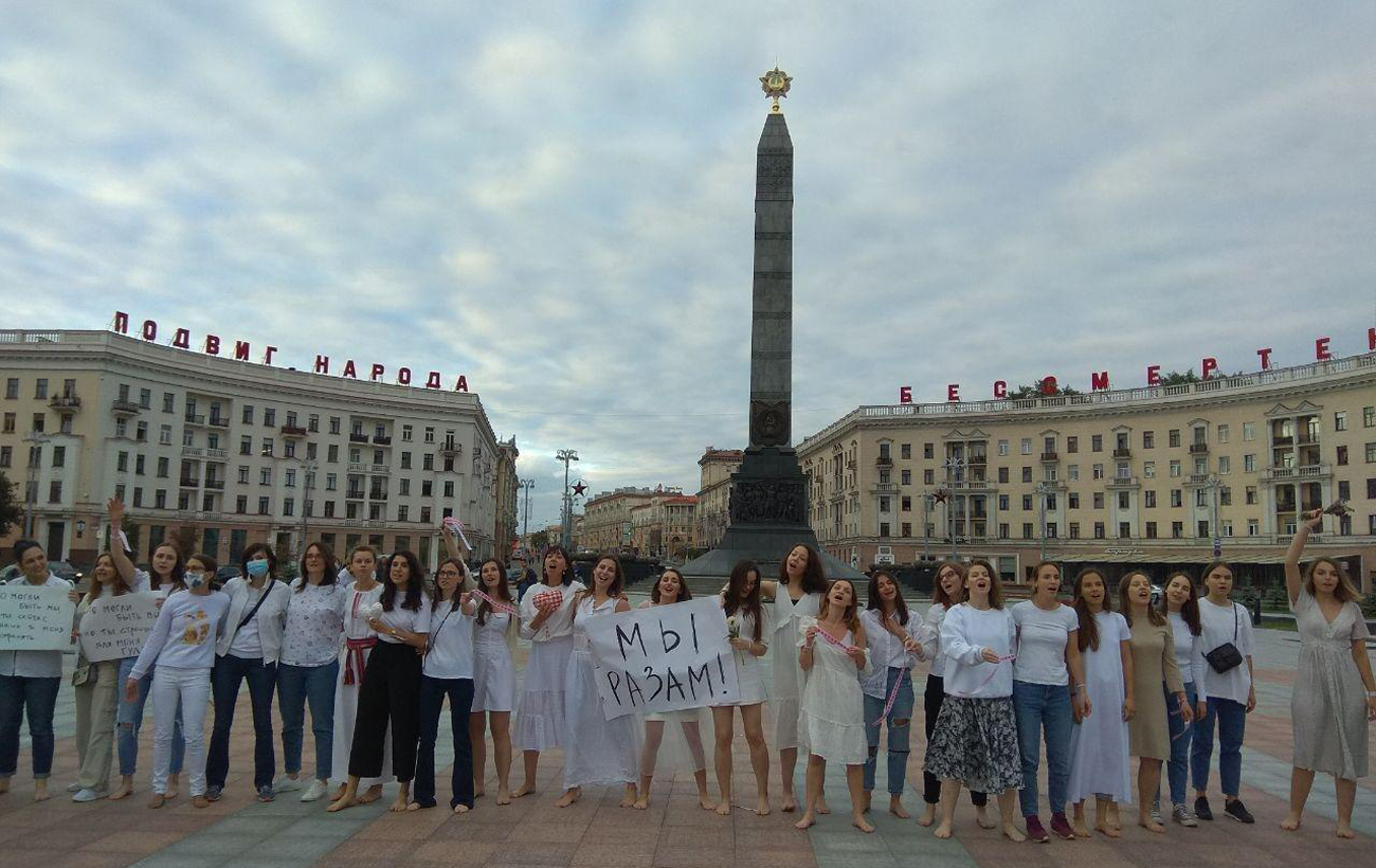 Ланцюг солідарності в Білорусі: силовики почали переходити на бік демонстрантів (фото і відео)