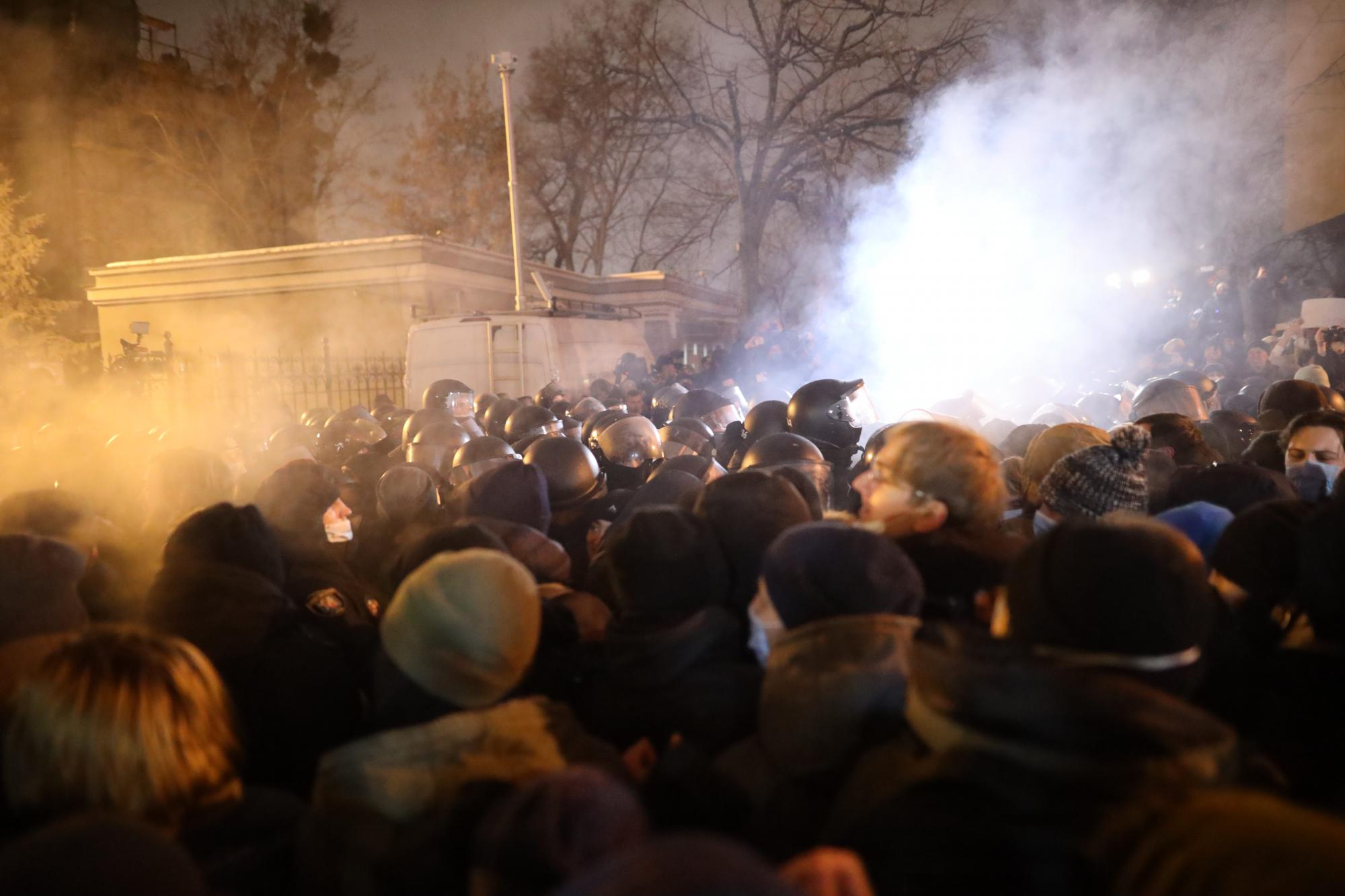 Драка, газ и пострадавшие: видео с митинга за Стерненко в центре Киева