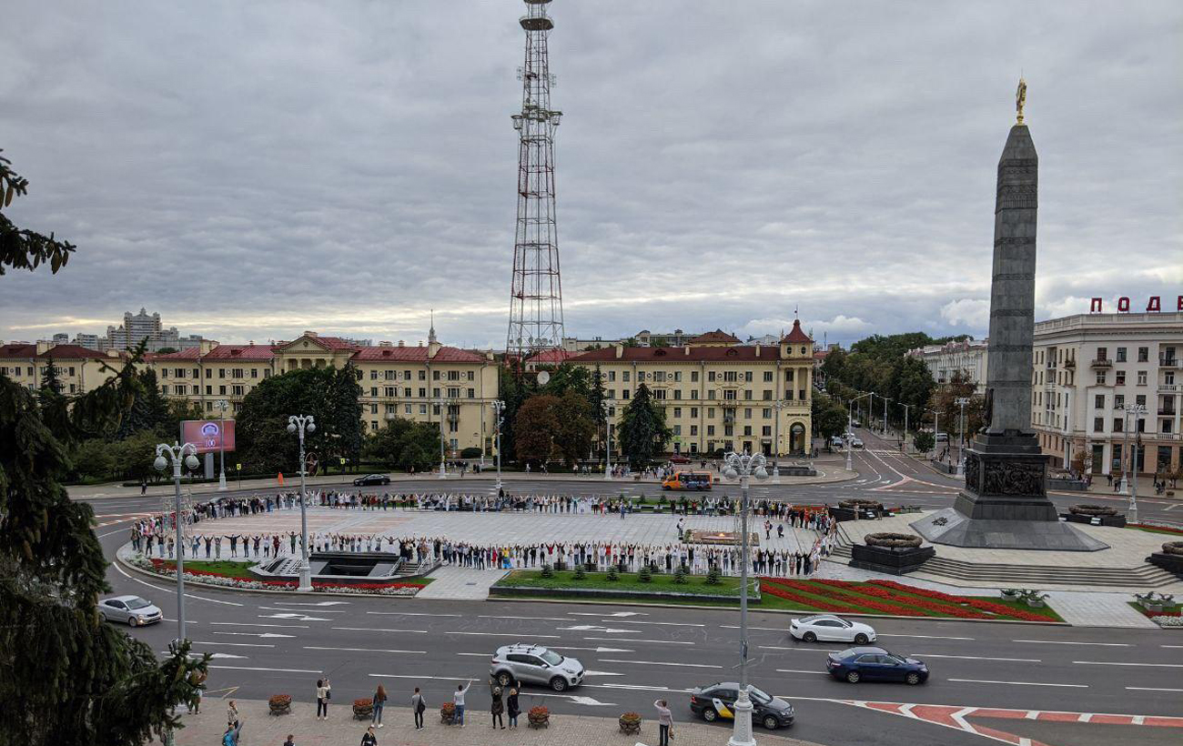 Ланцюг солідарності в Білорусі: силовики почали переходити на бік демонстрантів (фото і відео)