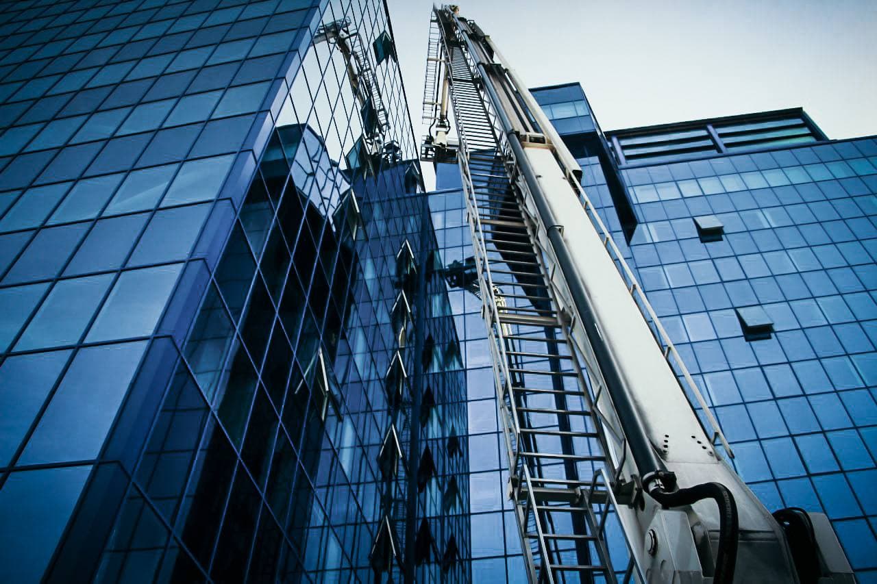 У Києві горіла адмінбудівля "Епіцентру": полум'я гасили 40 пожежників на 10 машинах (фото)