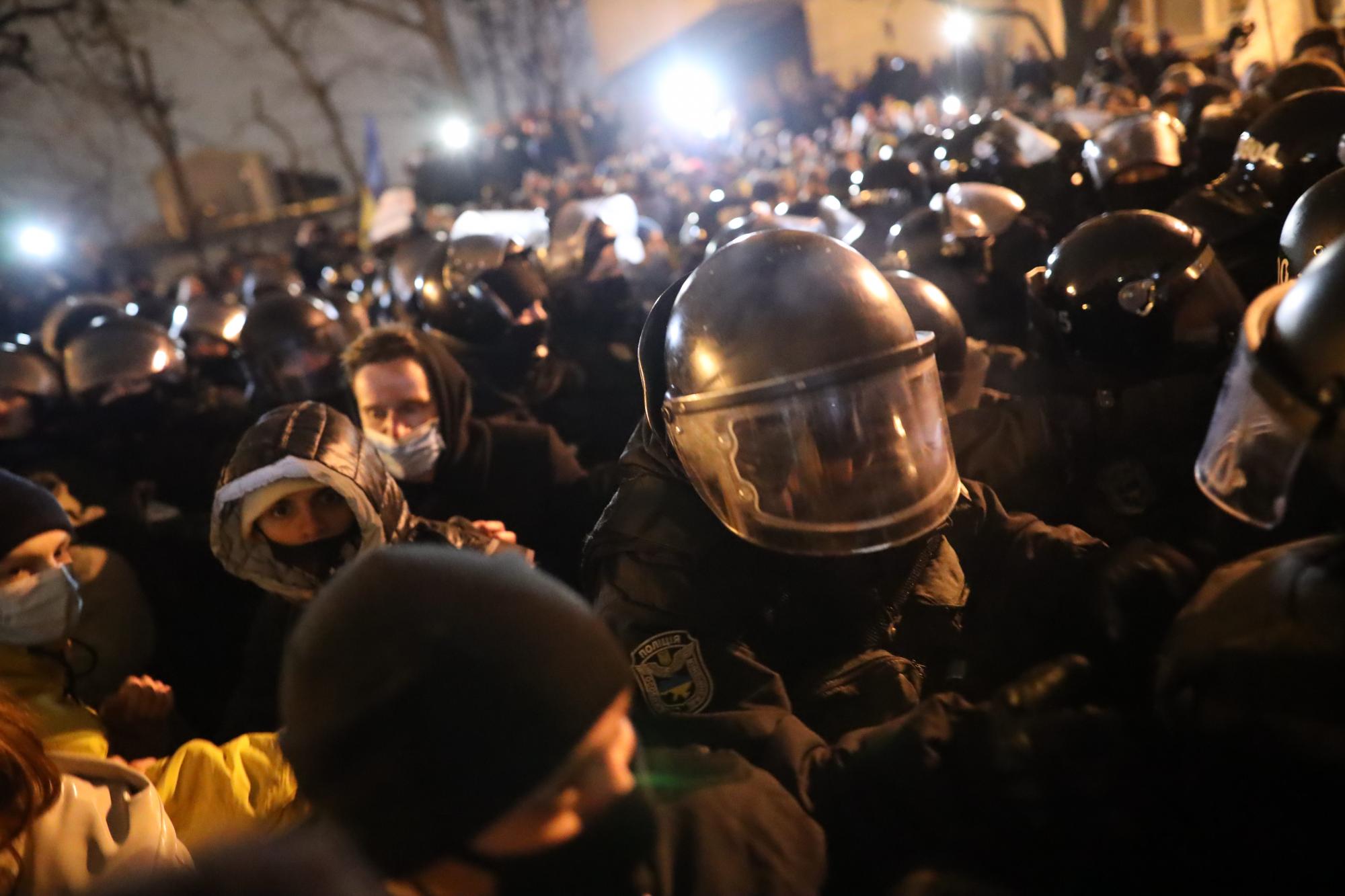 Драка, газ и пострадавшие: видео с митинга за Стерненко в центре Киева