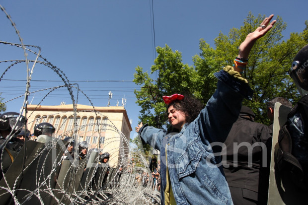 Полиция применила спецсредства против протестующих в Ереване