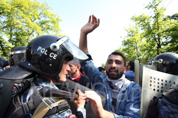 Полиция применила спецсредства против протестующих в Ереване