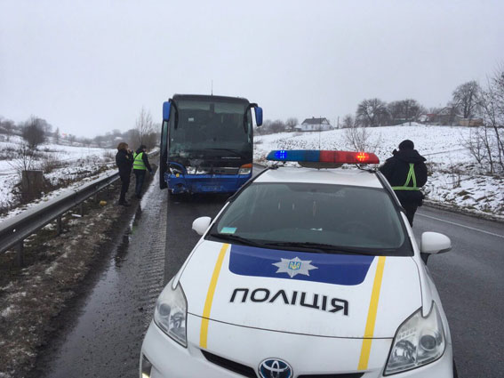 В Ровенской области легковой автомобиль врезался в автобус, есть погибший