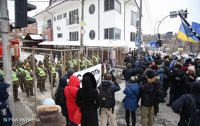 У Києві активісти блокують консульство РФ на Печерську