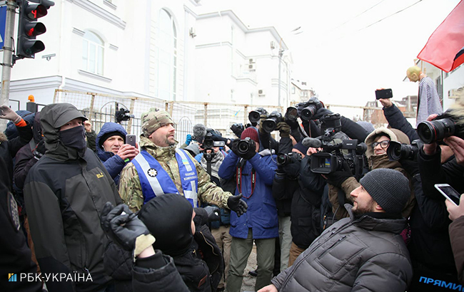 У Києві активісти блокують консульство РФ на Печерську