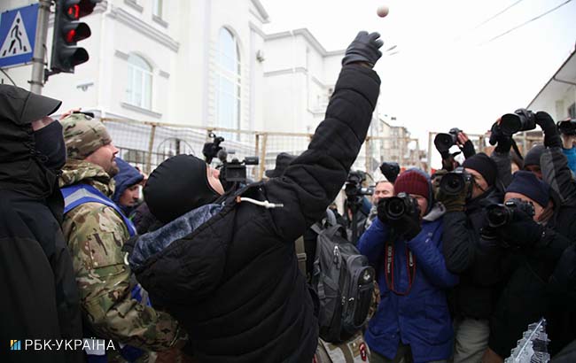 У Києві активісти блокують консульство РФ на Печерську