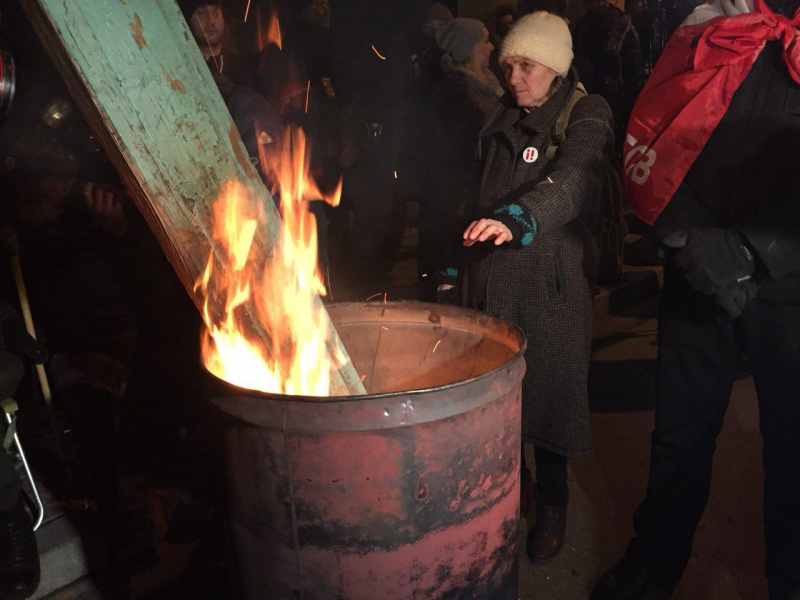 Сторонники Саакашвили принесли бочки и покрышки под здание СБУ