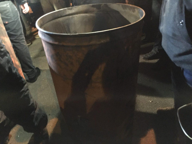 Сторонники Саакашвили принесли бочки и покрышки под здание СБУ