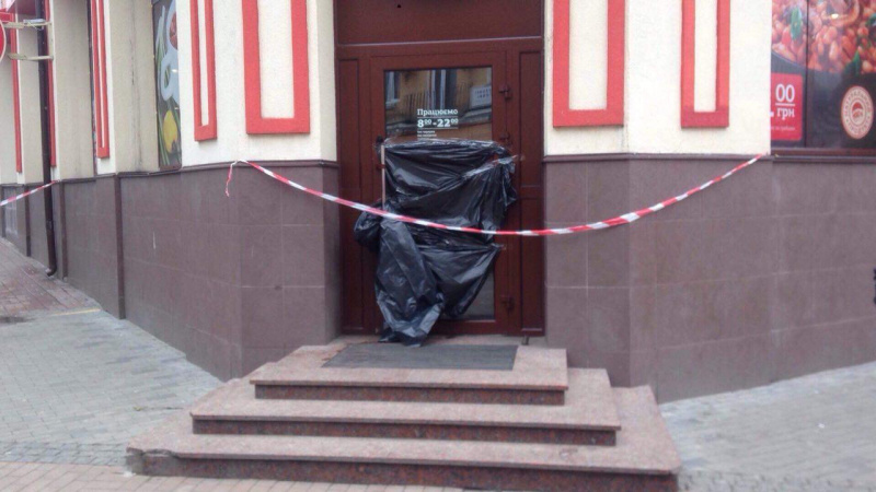 У київському кафе на Подолі виявили чоловіка з перерізаним горлом