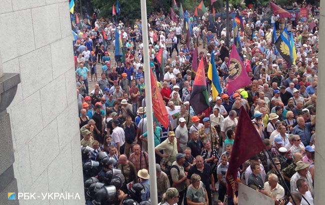 На мітингу ветеранів та шахтарів під Радою почалися сутички