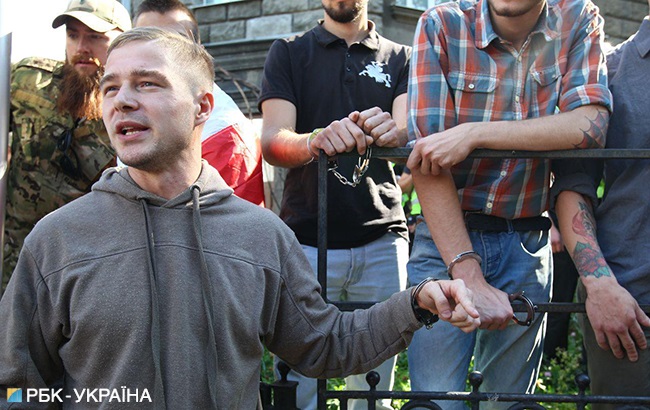 Под АПУ несколько иностранных добровольцев АТО приковали себя к забору