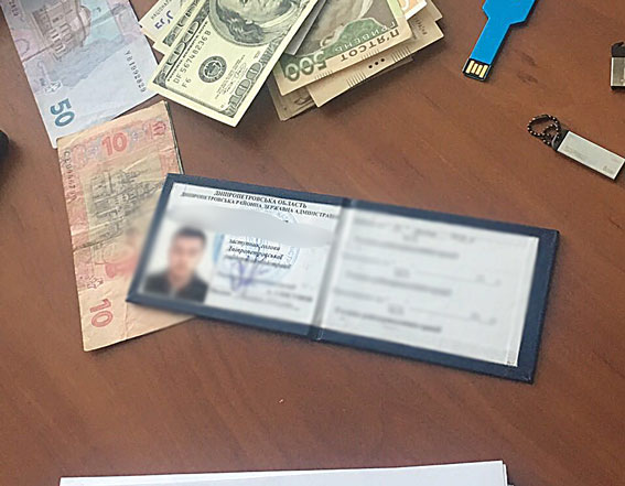На хабарі у 416 тис. гривень затримали чиновника Дніпропетровської РДА