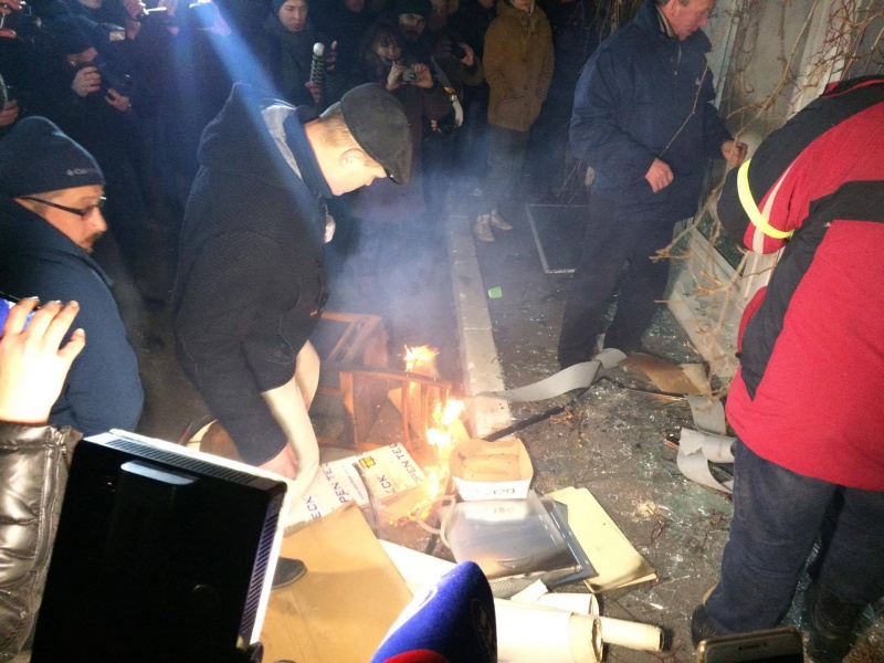 Представители правых организаций разгромили офис Медведчука и отделение "Сбербанка России"