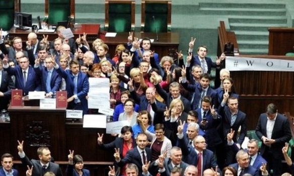 Польская оппозиция заблокировала все выходы из здания парламента