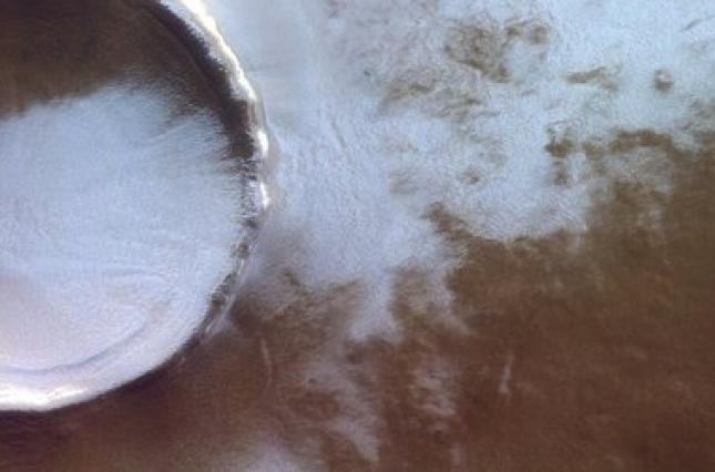 Ледяной кратер на Марсе: орбитальный зонд сделал потрясающий снимок