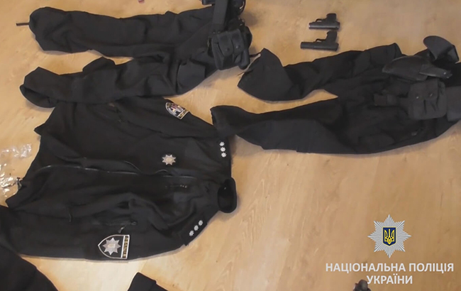 У Києві затримали псевдополіцейських, які грабували іноземців