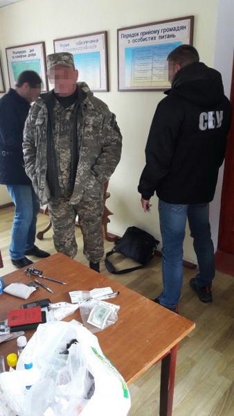 СБУ задержала двух военных, которые "продавали" право служить по контракту