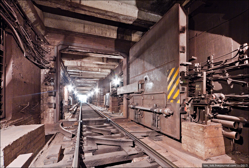 Смотрите, как в метро Киева работает гермозатвор на случай ядерной войны или наводнения (видео)