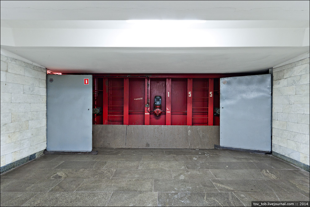 Смотрите, как в метро Киева работает гермозатвор на случай ядерной войны или наводнения (видео)