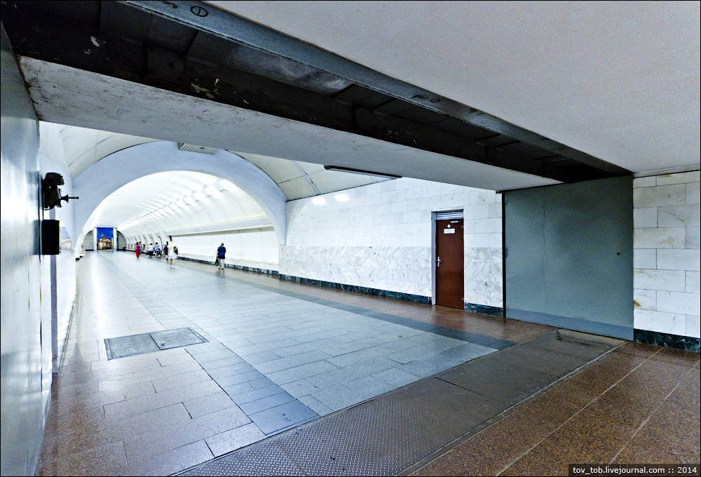 Смотрите, как в метро Киева работает гермозатвор на случай ядерной войны или наводнения (видео)