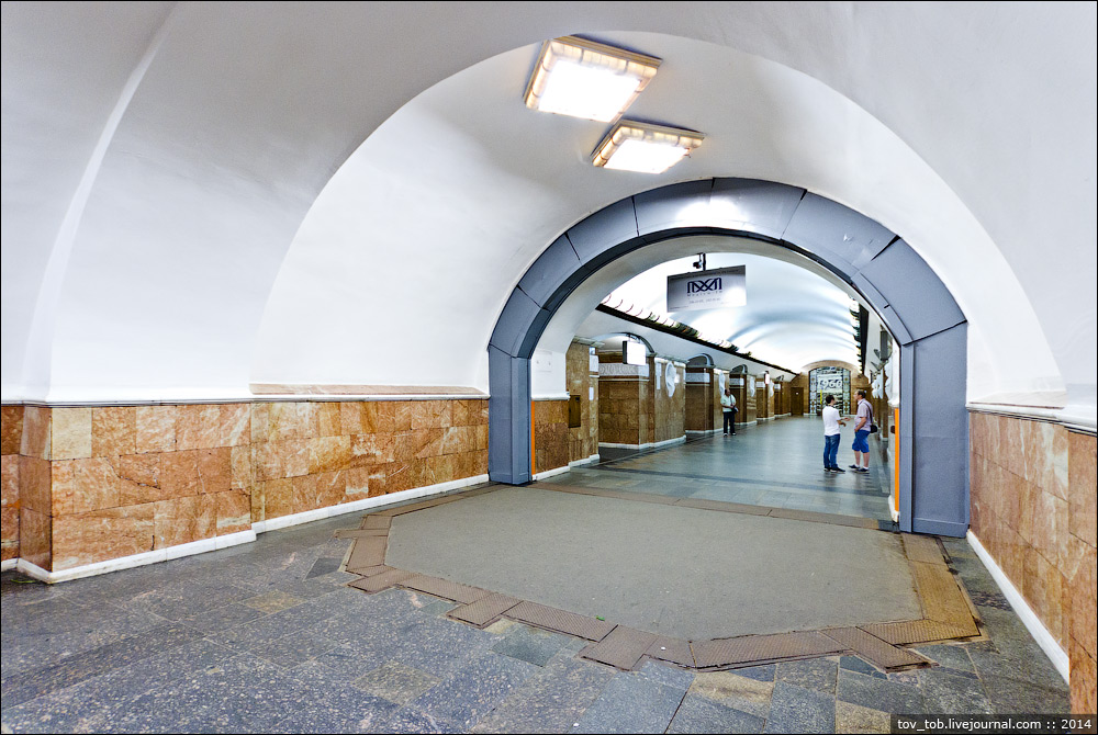 Смотрите, как в метро Киева работает гермозатвор на случай ядерной войны или наводнения (видео)