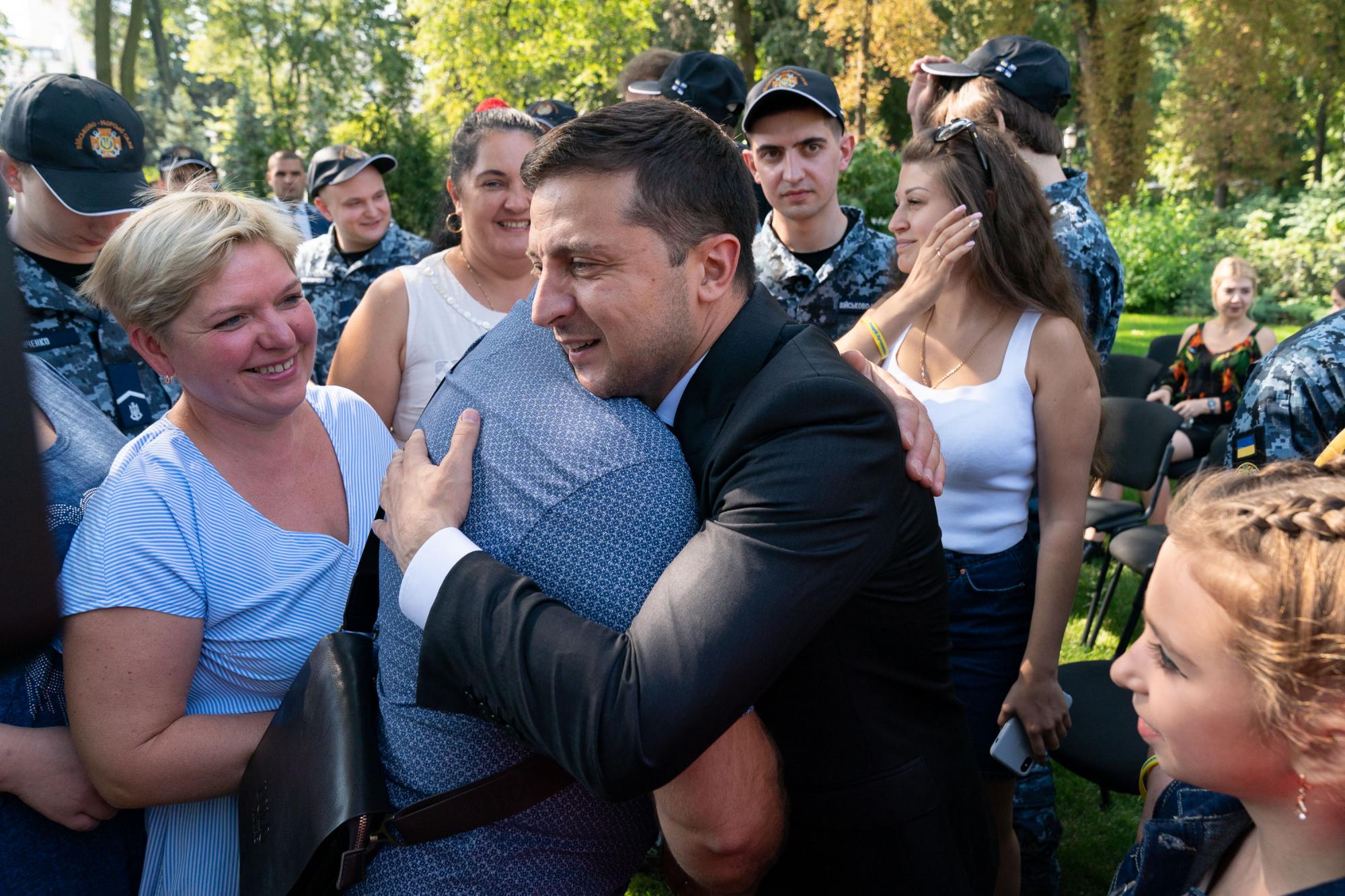 Появились трогательные фото Зеленского с освобожденными моряками