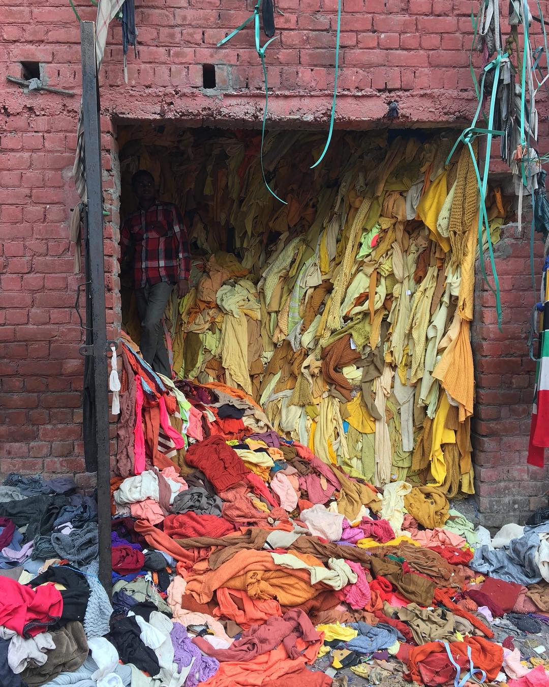 Осознанная мода: как масс-маркет вредит экологии и почему стоит отказаться от "одноразовых" вещей