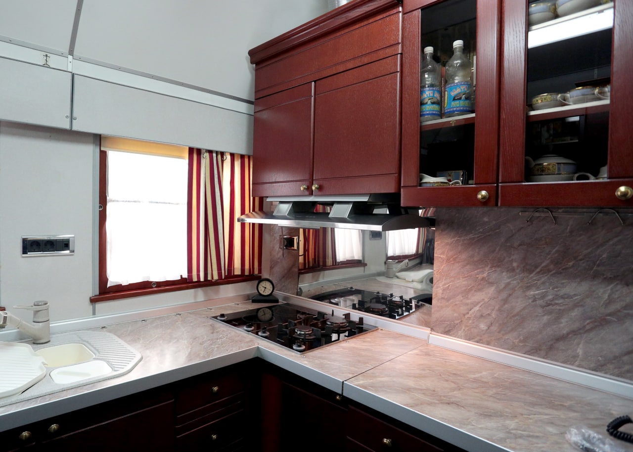 Кухня, спальня и душ: фото самых роскошных вагонов Укрзализныци