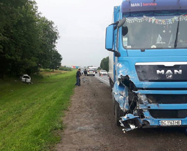 Возле Львова столкнулись грузовик и авто, есть погибшая и пострадавшие