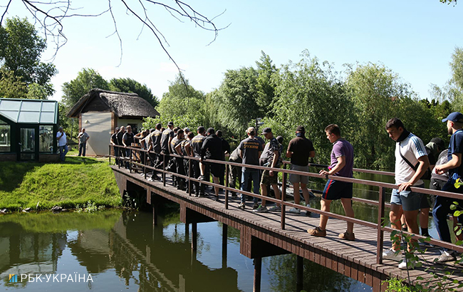Активисты Нацкорпуса проводят акцию протеста у дома Левочкина