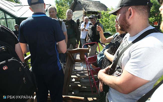 Активисты Нацкорпуса проводят акцию протеста у дома Левочкина