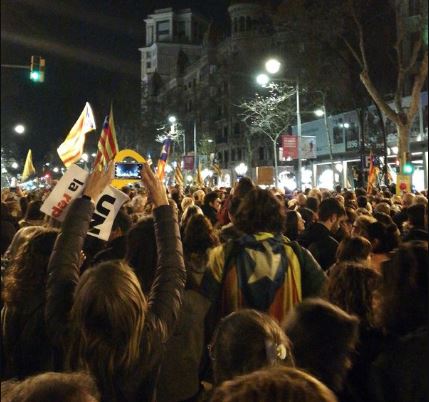 В Барселоне начались массовые протесты из-за ареста каталонских политиков