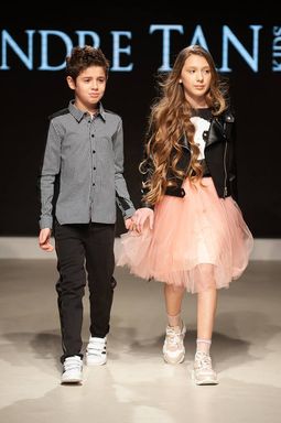 Андрей Джеджула, Артем Гагарин, Гайтана и другие: Андре Тан вывел на подиум звезд с их детьми