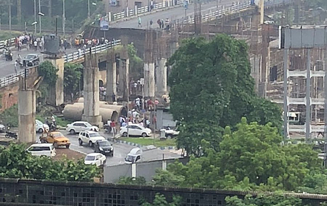 В Индии обрушился мост, погибли по меньшей мере 5 человек